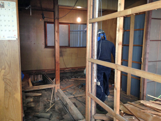 神奈川県　横浜市神奈川区　内装工事　壁と床を撤去