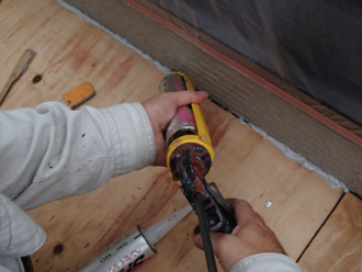 横浜市神奈川区　屋根塗装　外壁塗装　ベランダ防水　工事　外壁　床　隙間　コーキング