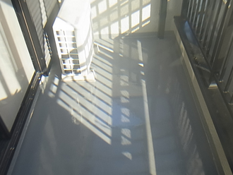 横浜市神奈川区　屋根塗装　外壁塗装　ベランダ防水　工事　トップコート　塗布　複数回