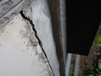 横浜市神奈川区　屋根塗装　外壁塗装　ベランダ防水　点検　外壁　立ち上がり部分　コンクリート　ひび割れ　隙間