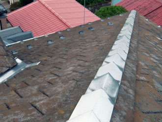 神奈川　横浜市緑区　屋根カバー工法　屋根塗装　外壁塗装　屋根の点検　屋根材の劣化、全体に広がるコケとカビ