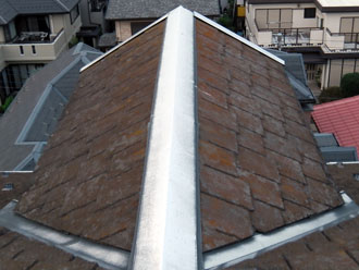 神奈川　横浜市緑区　屋根カバー工法　屋根塗装　外壁塗装　屋根の点検　屋根材の劣化、全体に広がるコケとカビ