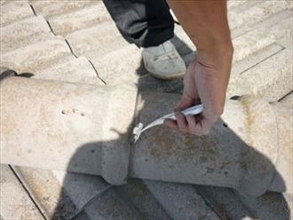 横浜市金沢区　ベランダ防水塗装　棟瓦のコーキング