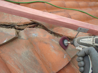 横浜市青葉区　棟取り直し工事　棟押さえ金具設置　サンダー処理