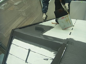 神奈川県 横浜市 青葉区 屋根塗装　外壁塗装 　屋根の塗装　中塗り作業中