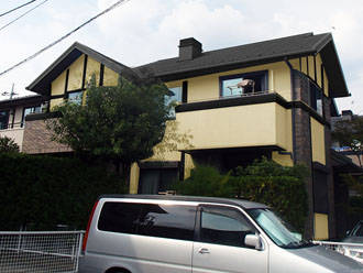 神奈川県 横浜市 青葉区 屋根塗装　外壁塗装 　カラーシミュレーション　外壁をやや明るめのアースイエロー、屋根をグレーブラック