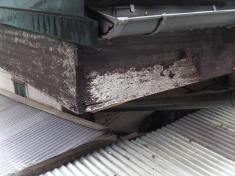 横浜市　鶴見区　屋根葺き替え　外壁の点検　破風板の塗装剥げ