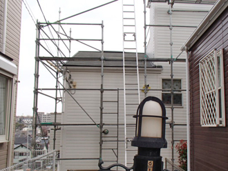 神奈川県横浜市鶴見区　屋根葺き替え工事　足場架設