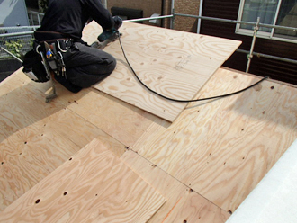 神奈川県横浜市鶴見区　屋根葺き替え工事　野地板設置