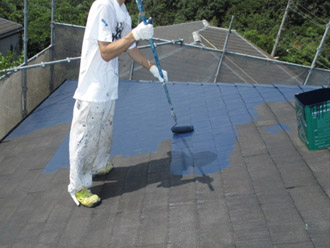 神奈川県横須賀市　屋根塗装　外壁塗装　ヤネMシリコン　中塗り