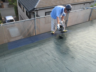 神奈川県横須賀市　屋根塗装　外壁塗装　ヤネMシリコン　上塗り