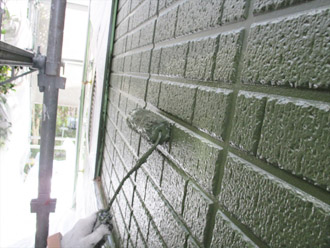 神奈川県横須賀市　屋根塗装　外壁塗装　上塗り　クリーンマイルドシリコン