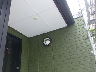 神奈川県横須賀市　屋根塗装　外壁塗装　1階部分の雨戸の塗装