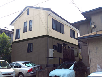 カラーシミュレーション 茶系のグレーとクリーム系の白