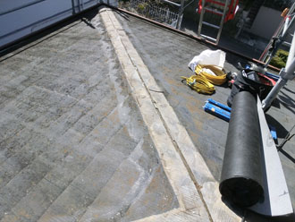 神奈川県　鎌倉市　積雪被害　屋根カバー工法　棟板金の撤去と防水紙