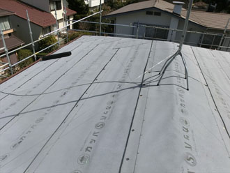 神奈川県　鎌倉市　積雪被害　屋根カバー工法　防水紙の敷設完了