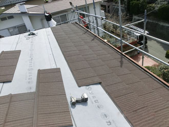 神奈川県　鎌倉市　積雪被害　屋根カバー工法　屋根材の敷設　エコグラーニ