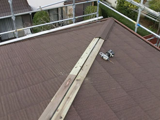 神奈川県　鎌倉市　積雪被害　屋根カバー工法　エコグラーニ専用の棟板金の設置