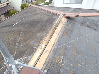 神奈川県　鎌倉市　積雪被害　屋根カバー工法　点検　屋根　棟板金の剥がれた屋根
