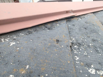神奈川県　鎌倉市　積雪被害　屋根カバー工法　点検　屋根　劣化したスレートの屋根材