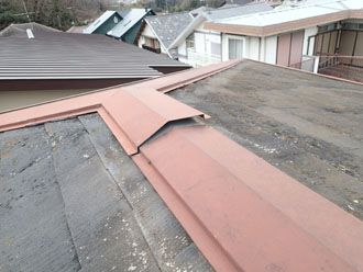 神奈川県　鎌倉市　積雪被害　屋根カバー工法　点検　棟板金の応急処置