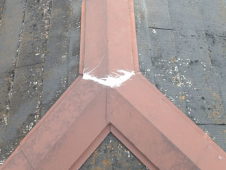 神奈川県　鎌倉市　積雪被害　屋根カバー工法　点検　棟板金の応急処置　コーキング